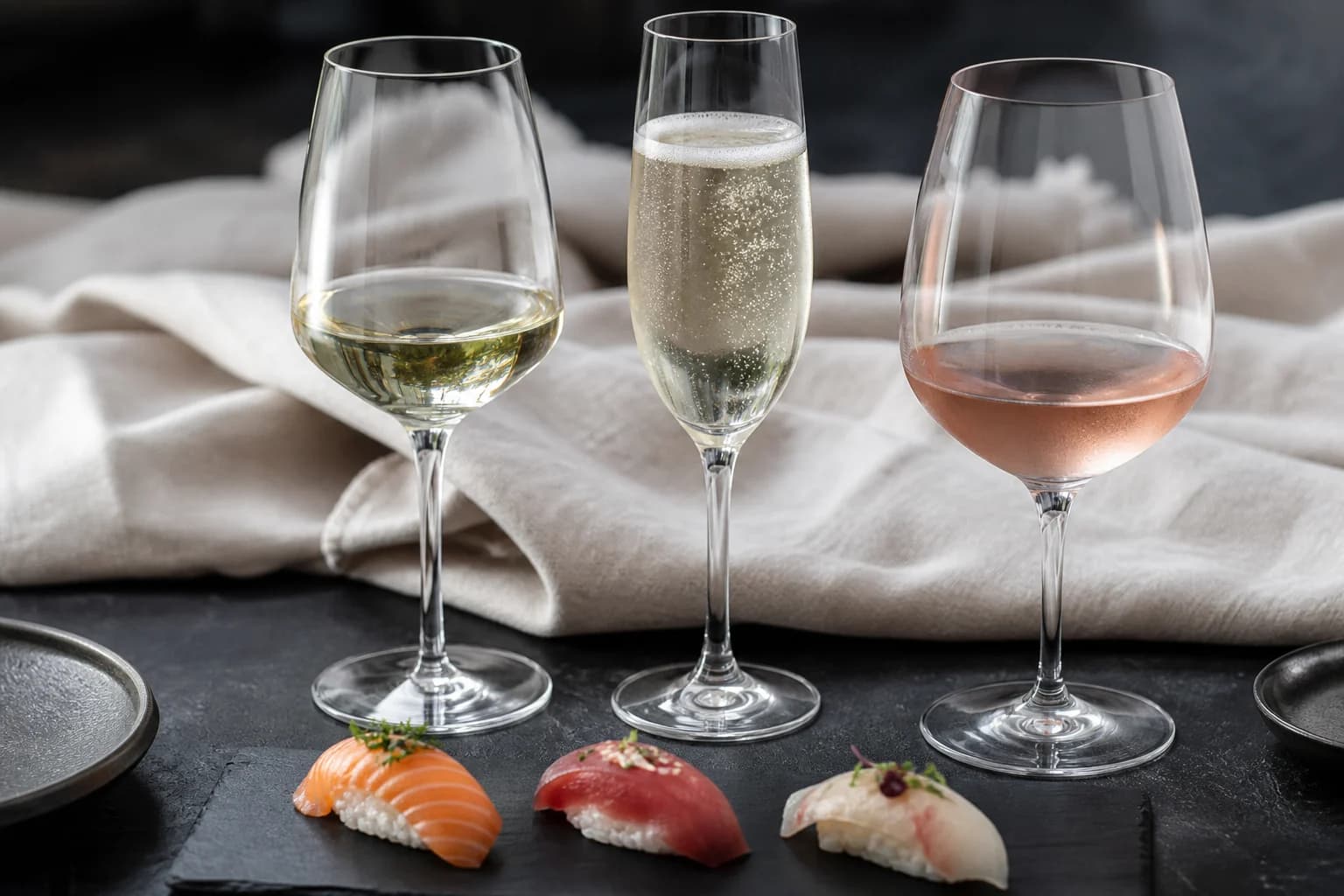 Tør hvidvin, mousserende vin og rosé ved tre sushistykker